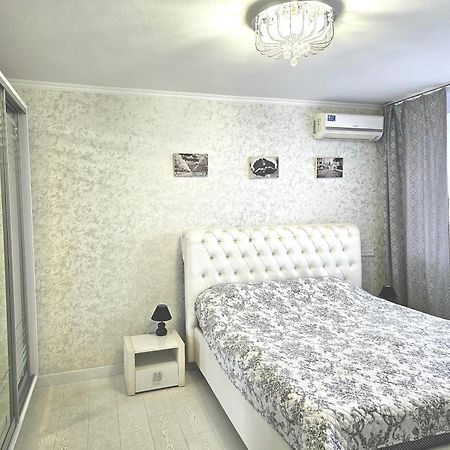 Black And White Apartment Κισινάου Εξωτερικό φωτογραφία