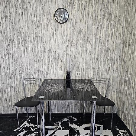 Black And White Apartment Κισινάου Εξωτερικό φωτογραφία