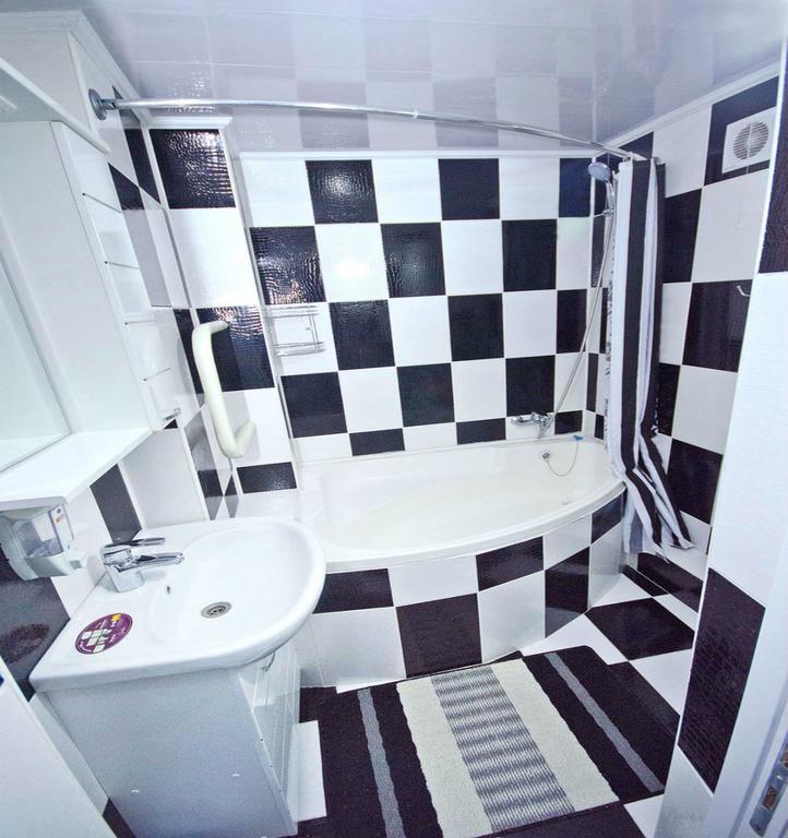 Black And White Apartment Κισινάου Εξωτερικό φωτογραφία